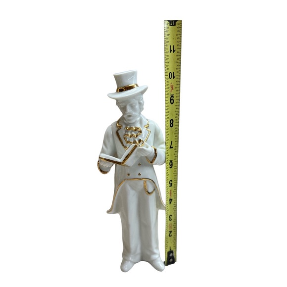Vintage Christmas Caroler White with Gold Trim Figurine - Picture 6 of 6